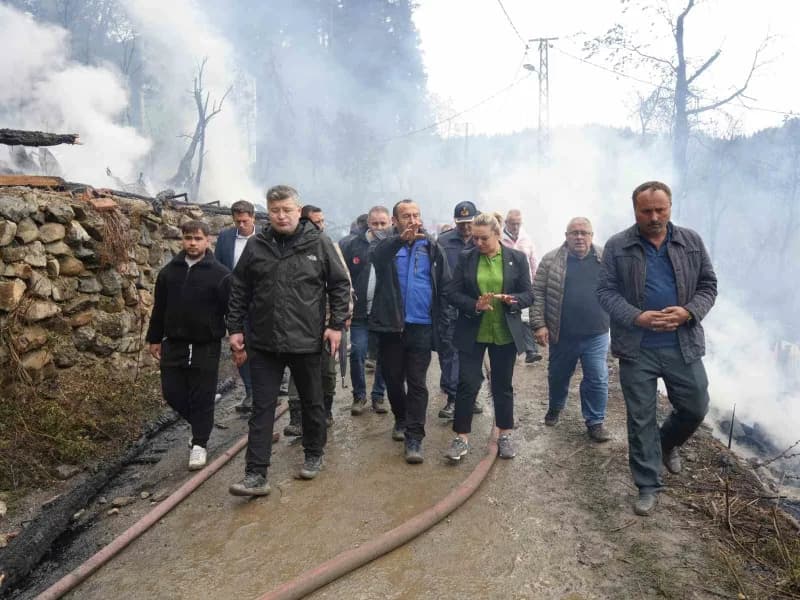 Kastamonu İnebolu Deresökü köyünde yangın sonrası Milletvekili Fatma Serap Ekmekci köyü ziyaret ediyor
