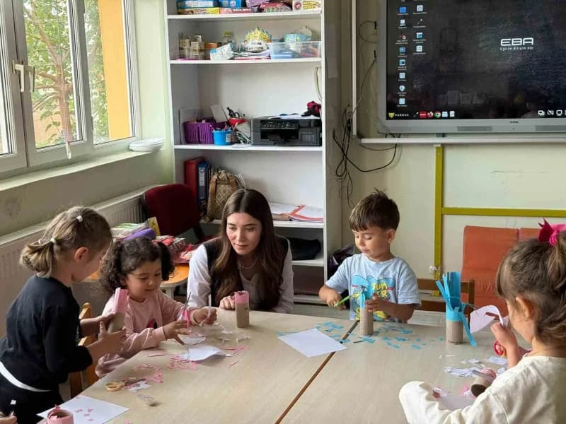 Kaymakam Sevde Nur Mantı, Kütahya Çavdarhisar ilçesinde Şehit Sabahattin Şenkal Anaokulu’nu ziyaret ederken öğretmenlerl