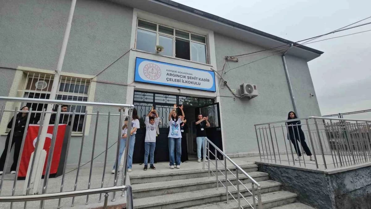 Kayseri’de üniversite öğrencileri ilkokulda hijyen eğitimi verirken çocuklarla etkileşimde bulunuyor