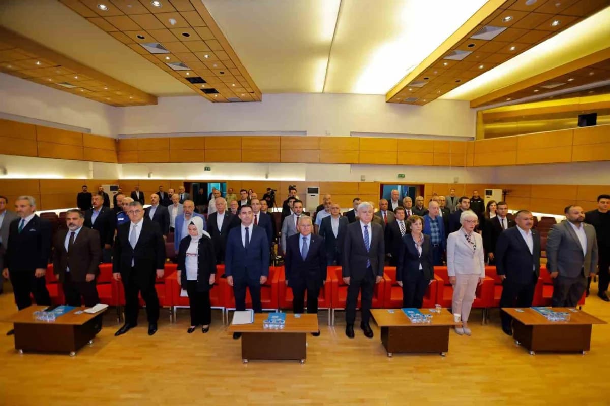 Başkan Memduh Büyükkılıç Kayseri Kent Konseyi Genel Kurulu’nda konuşma yaparken