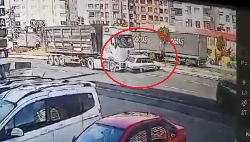 Kayseri Melikgazi ilçesinde tırla çarpışan otomobilin takla attığı kaza anı güvenlik kamerasında
