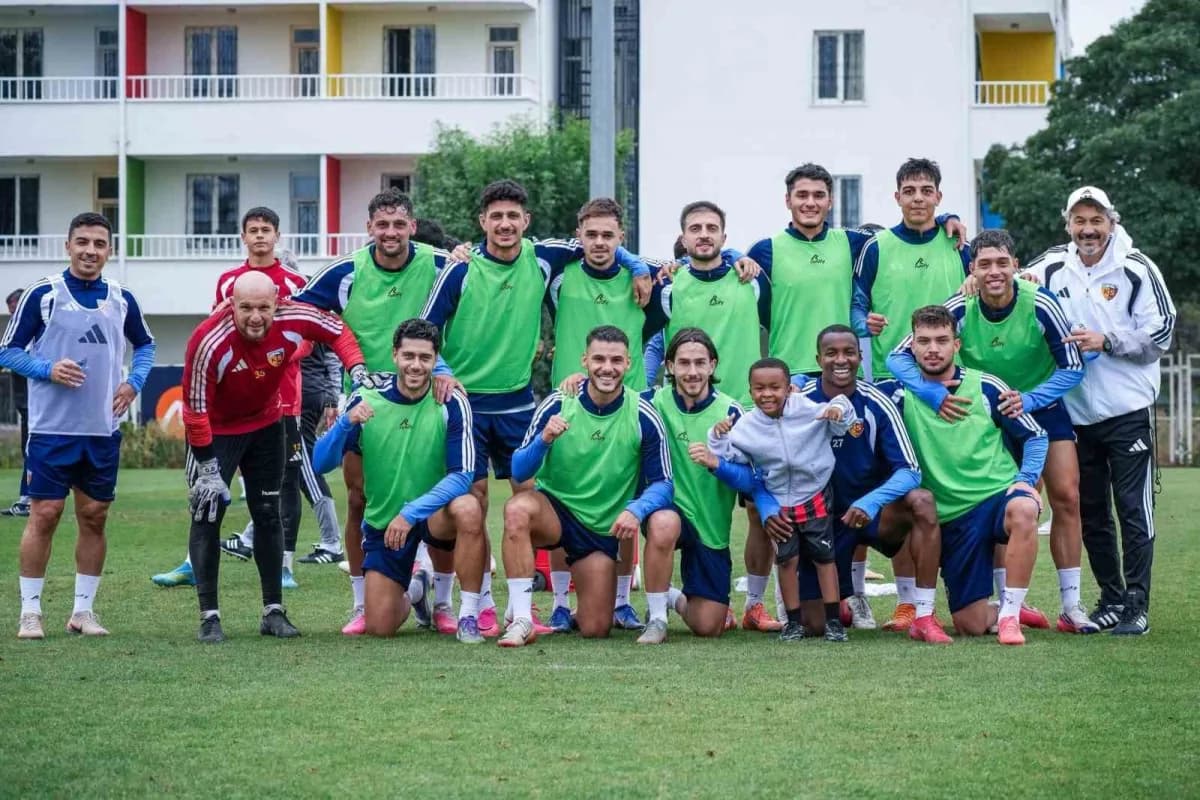 Kayserispor futbol takımı antrenman yaparken