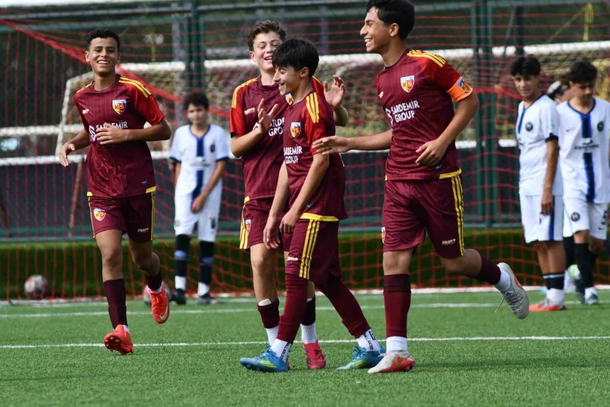 Kayserispor U14 takımı, U14 Gelişim Ligi maçında Mersin Terspor ile karşılaşıyor