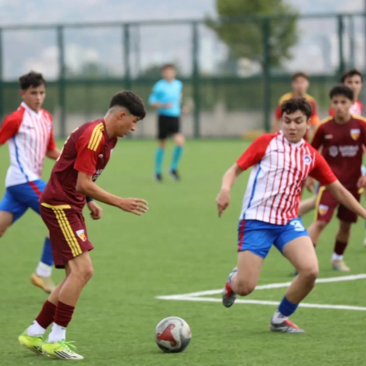 Kayserispor U17 takımı oyuncuları, Kahramanmaraş İstiklalspor karşısında 10-0 galibiyet sonrası sevinç yaşarken