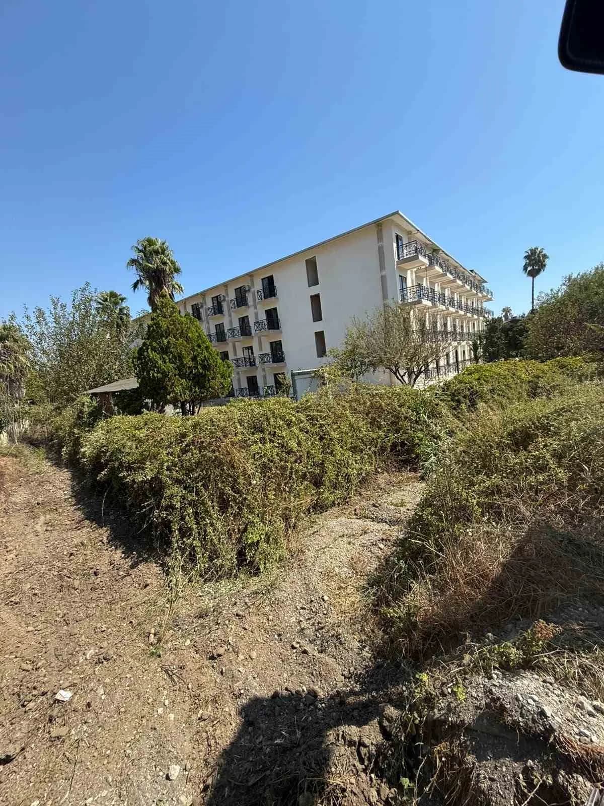 Kemer’de belediye ekipleri dere ve kanallarda kış öncesi temizlik çalışması yapıyor