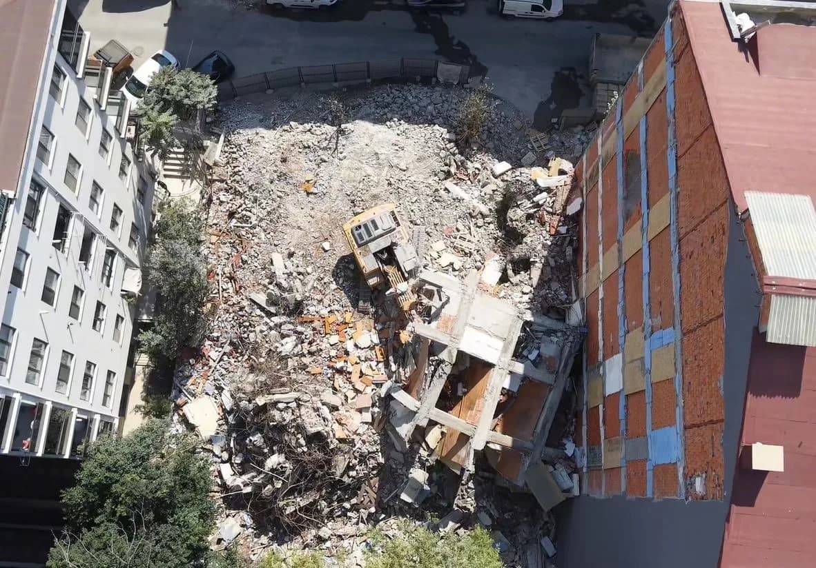 İstanbul Küçükçekmece'de kentsel dönüşüm yıkımı sırasında beton blokların devrildiği iş makinesi