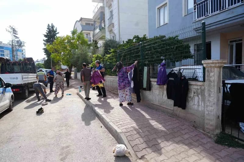 Kepez Belediyesi zabıta ekipleri pazar yerinde denetim yaparken