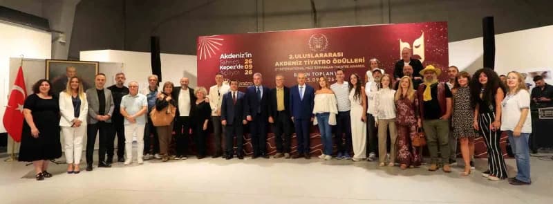 Kepez’de düzenlenen 2. Uluslararası Tiyatro Ödülleri basın toplantısından bir kare