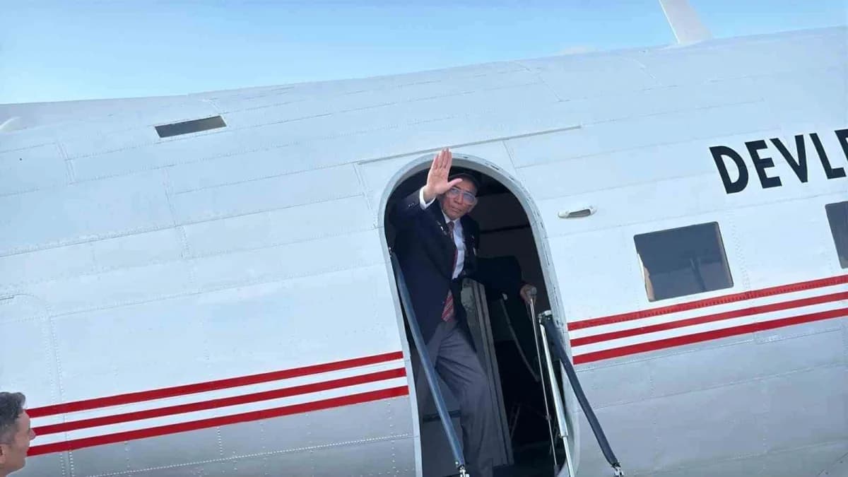 Eskişehir Sivrihisar'da Kıbrıs Gazisi Reşat Çolak, Douglas DC-3 uçağının yanında duygusal anlar yaşarken