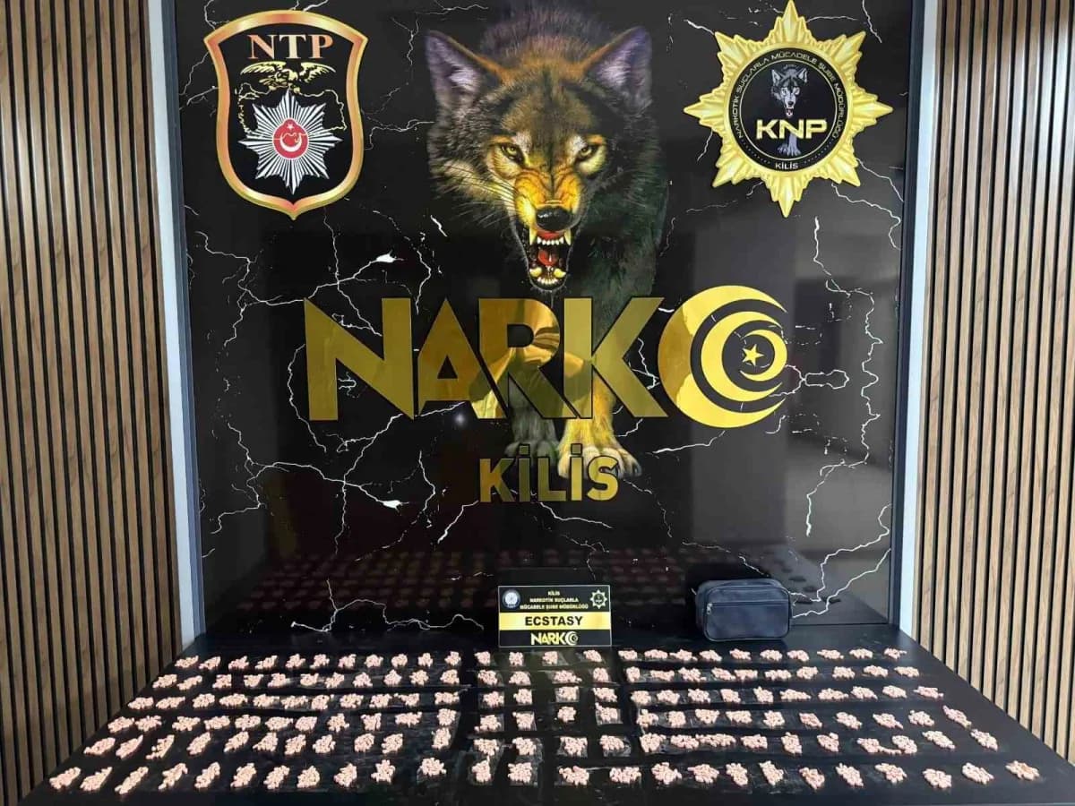 Kilis'te dur ihtarına uymayan araçta ele geçirilen captagon haplar ve polis ekipleri