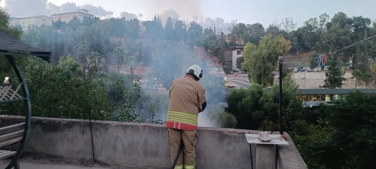 Hatay Kırıkhan Karataş Mahallesi’nde çıkan bahçe yangınına müdahale eden itfaiye ekipleri