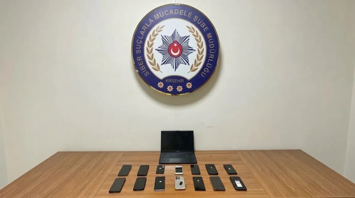 Kırşehir merkezli yasa dışı bahis operasyonunda ele geçirilen cep telefonları ve dijital materyaller