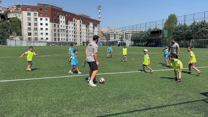 Kağıthane Belediyesi Kış Spor Okulları kayıtları için spor yapan çocuklar