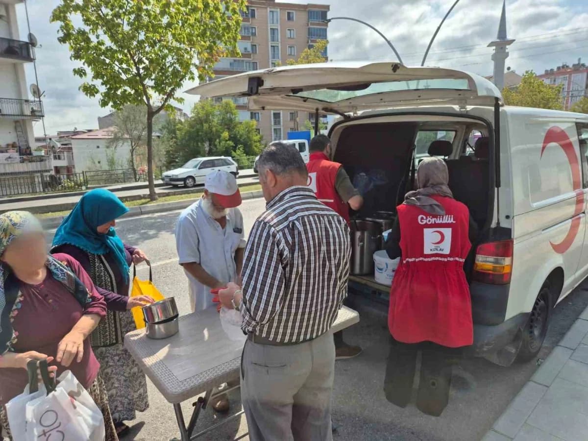 Türk Kızılay Samsun Şubesi aşevinde hazırlanan sıcak yemekler ihtiyaç sahibi ailelere dağıtılıyor
