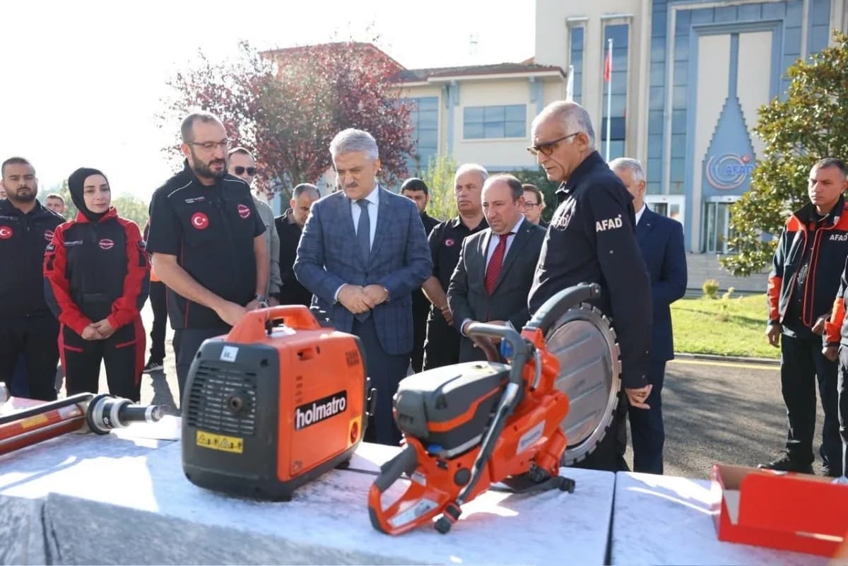 Düzce Valisi Mehmet Makas, Kızılelma Arama ve Kurtarma Derneğine malzeme desteği teslim töreninde konuşma yapıyor