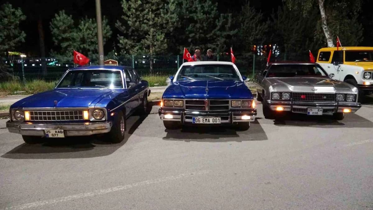 Erzurum sokaklarında klasik araçlarla yapılan nostaljik şehir turundan renkli görüntüler