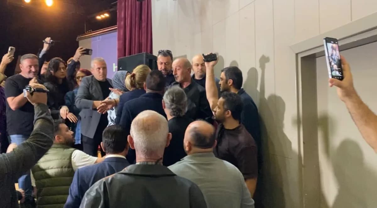 Kocaeli Körfez'de sülfürik asit tesisi ÇED toplantısında vatandaşların protesto gösterisi
