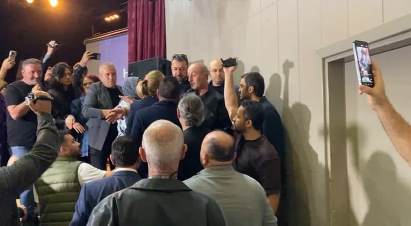 Kocaeli Körfez'de sülfürik asit tesisi ÇED toplantısında vatandaşların protesto gösterisi