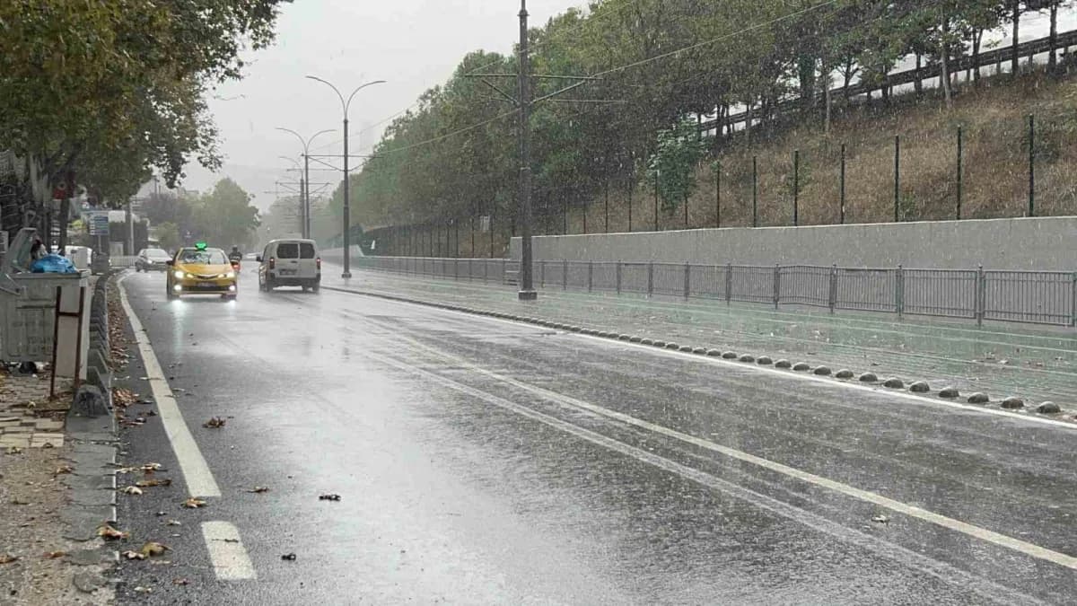 Kocaeli’de sağanak yağış nedeniyle su baskını oluşan cadde ve sokaklar