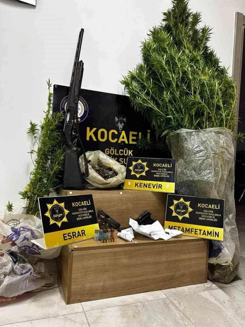 Kocaeli'de narkotik ekiplerinin uyuşturucu operasyonunda ele geçirilen esrar, metamfetamin, kenevir ve silahlar
