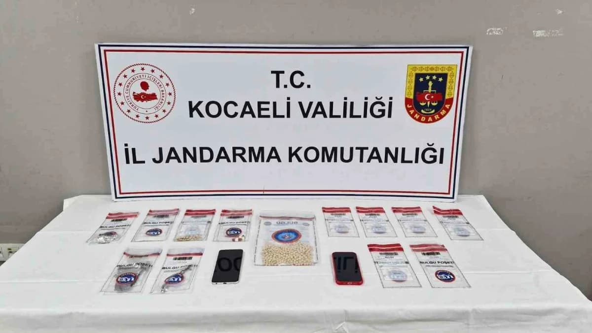Kocaeli’de jandarma ekipleri tarafından düzenlenen uyuşturucu operasyonunda ele geçirilen uyuşturucu maddeler