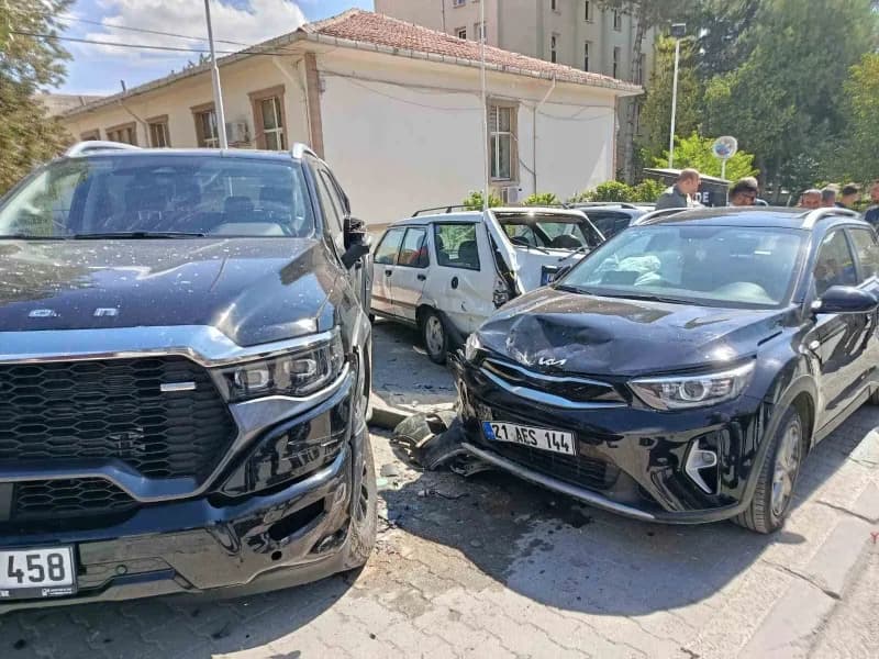 Malatya Darende'de kontrolden çıkan aracın park halindeki 4 araca çarptığı kaza sonrası araçlarda oluşan maddi hasar