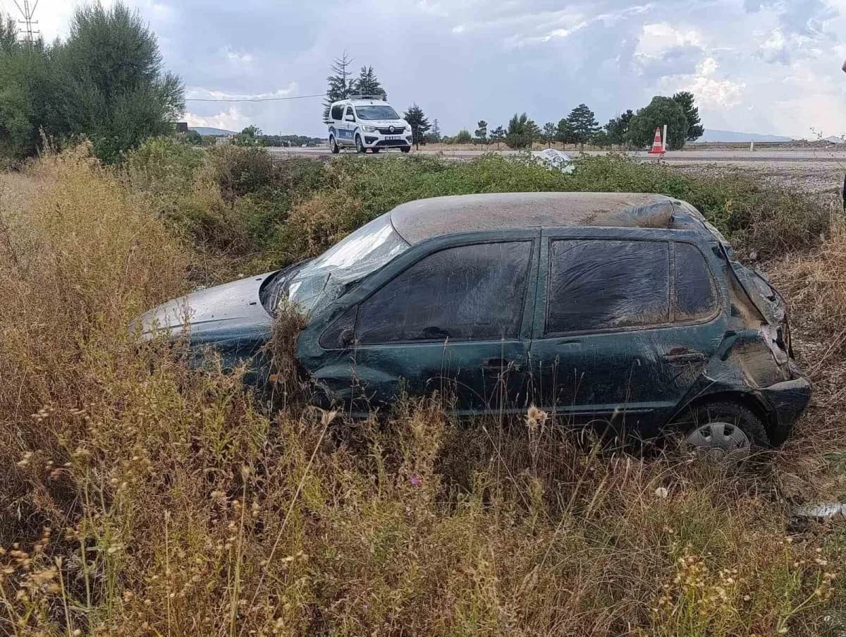 Konya Beyşehir'de yağışlı havada kontrolden çıkan otomobil şarampole devrilmiş halde