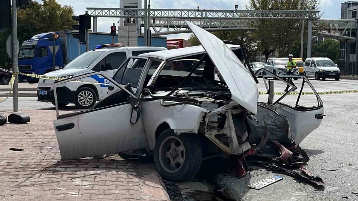 Konya Karatay'da iki otomobilin çarpışması sonucu hurdaya dönen Tofaş marka araç ve olay yeri