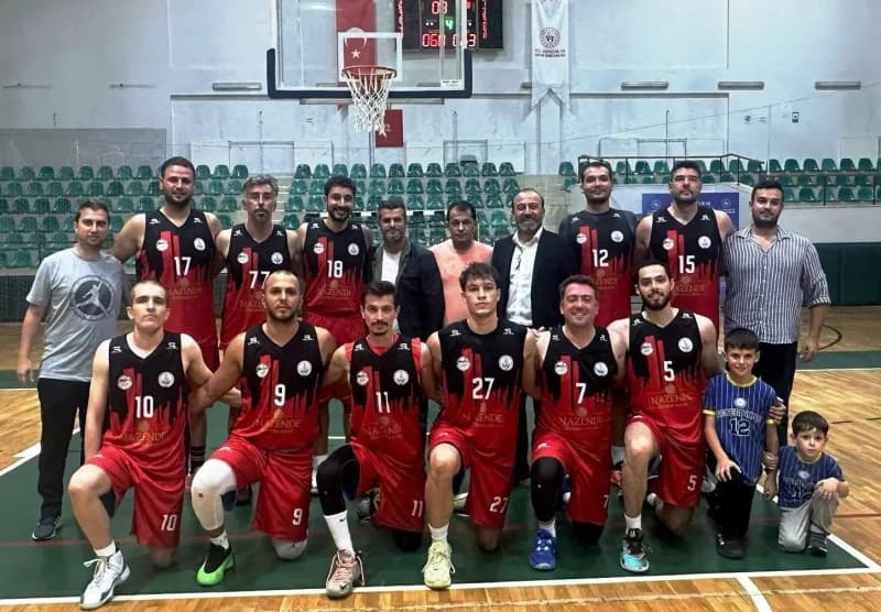 Körfez Gençlerbirliği ve Gebze Olimpik Spor Kulübü basketbol maçından bir an