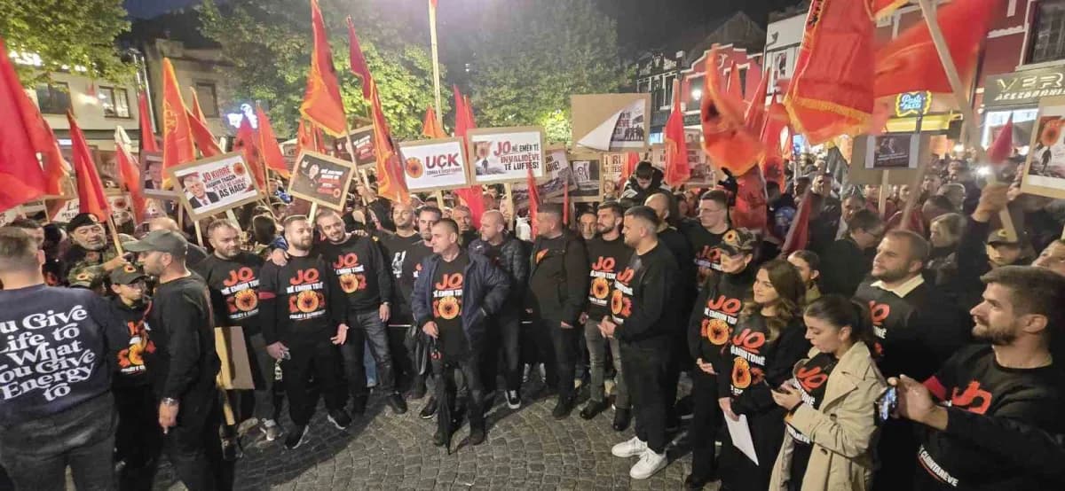 Kosova’da Prizren Şadırvan Meydanı’nda yağmur altında Özel Mahkeme kararını protesto eden binlerce kişi