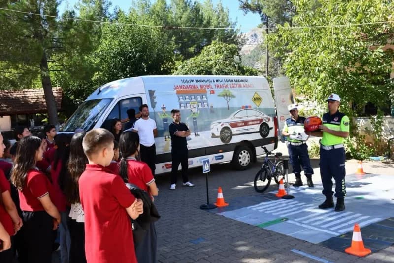 Köyceğiz’de Jandarma Trafik ekipleri öğrencilere trafik eğitimi verirken