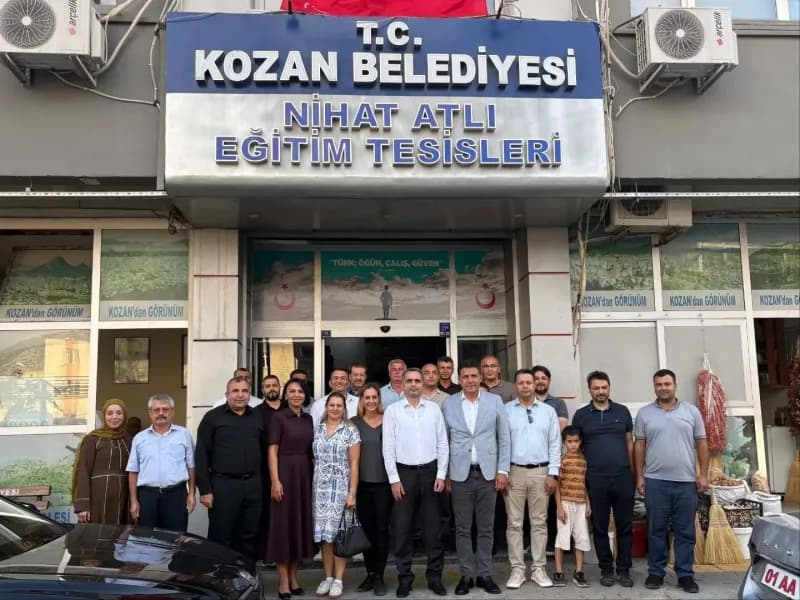 Adana Kozan Nihat Atlı Eğitim Tesisleri’nde eğitim gören öğrenciler ve ilçe protokolü ziyaret anı