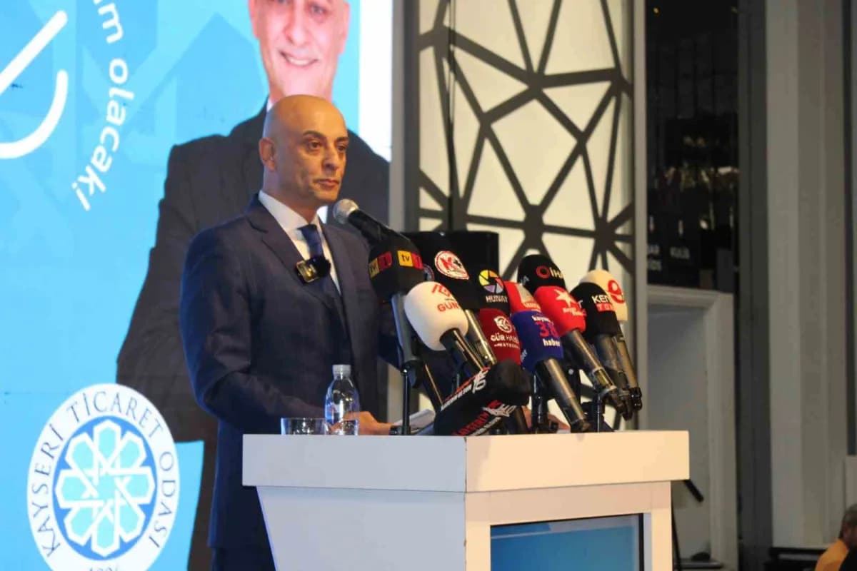 KTO Başkan Adayı Ali Alkan, Kayseri'de düzenlenen proje tanıtım toplantısında konuşma yapıyor