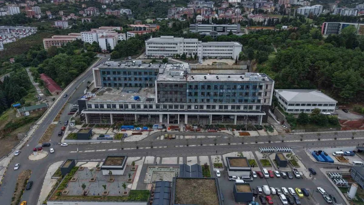 Trabzon'da Karadeniz Teknik Üniversitesi kampüsünde inşaatı devam eden KTÜ Çocuk Hastanesi binası