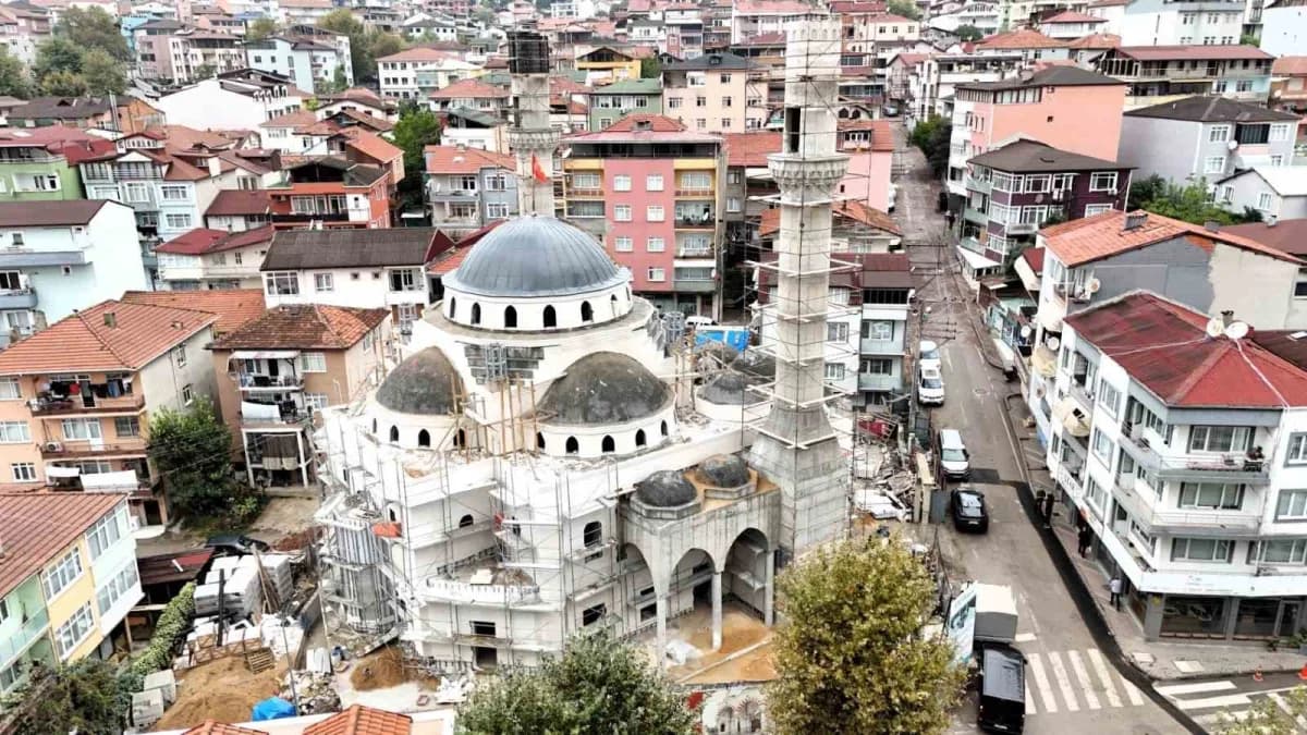 Kocaeli Kuruçeşme Merkez Camisi inşaatında kubbe ve dış cephe çalışmaları devam ediyor