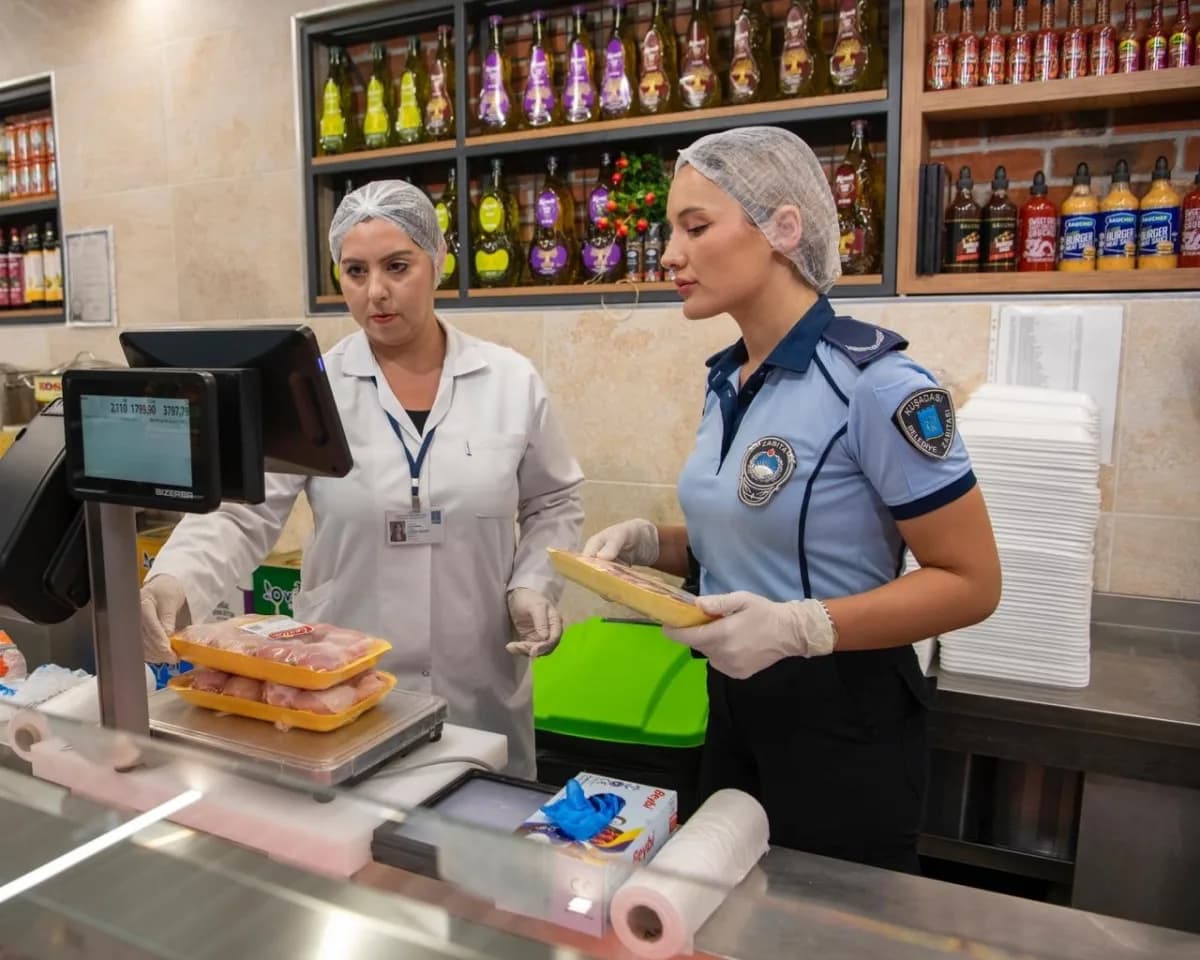 Kuşadası’nda zincir marketlerde zabıta ekiplerinin yaptığı gıda ve hijyen denetimi