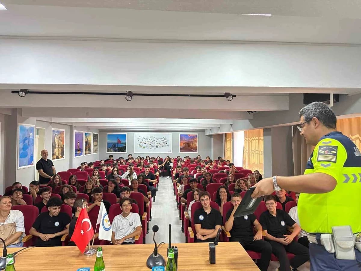 Kuşadası’nda meslek lisesi öğrencilerine trafik ve motosiklet güvenliği semineri düzenlenirken eğitimden bir kare