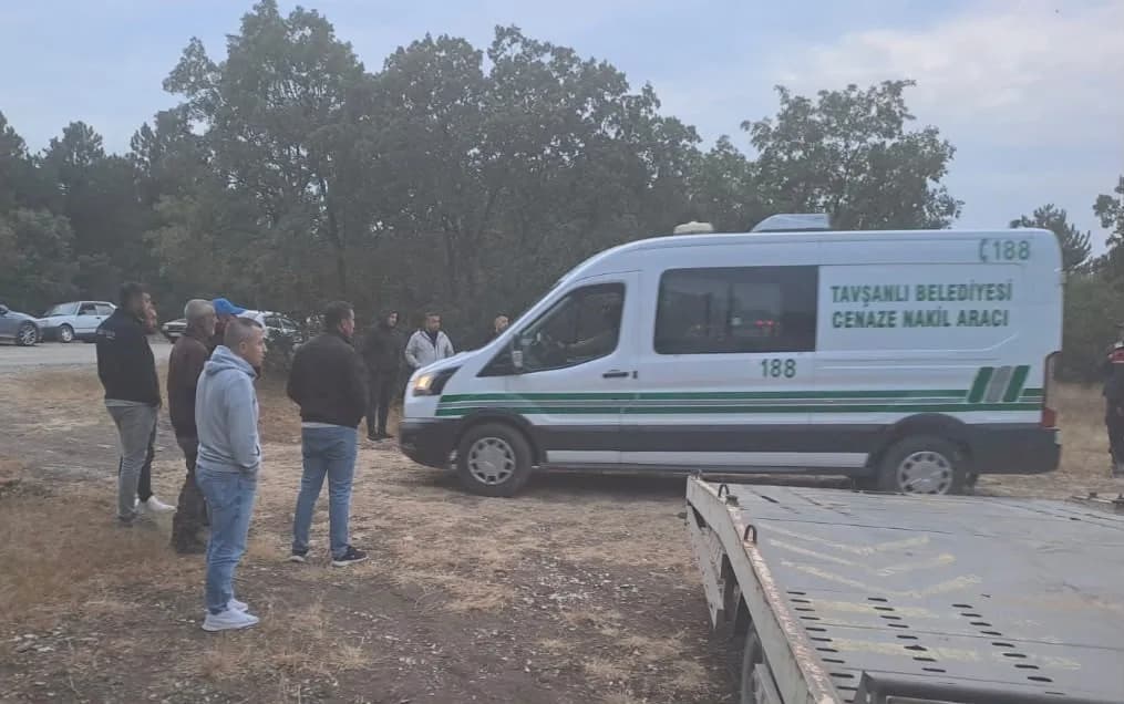 Kütahya Tavşanlı ormanlık alanda bulunan gece bekçisi Hikmet Uzuncan’ın cansız bedeni ve jandarma ekipleri inceleme yapı