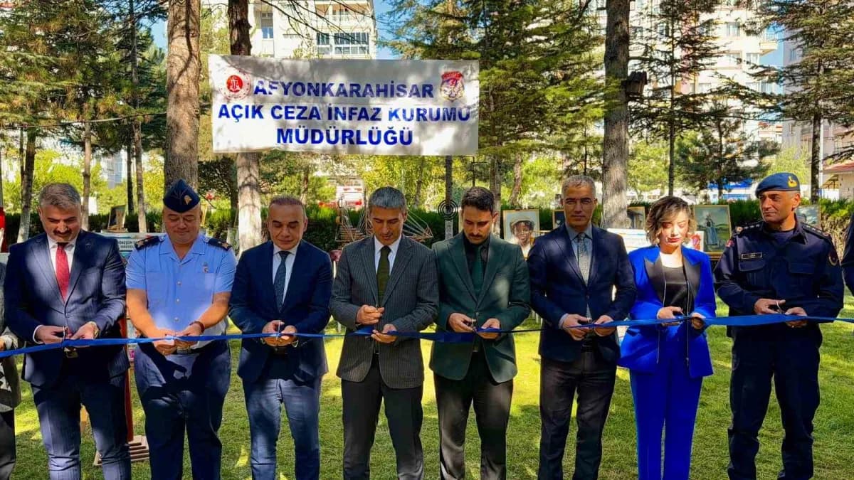 Afyonkarahisar'da mahkumların el emeğiyle hazırladığı sanat ve geri dönüşüm eserlerinin sergilendiği alan