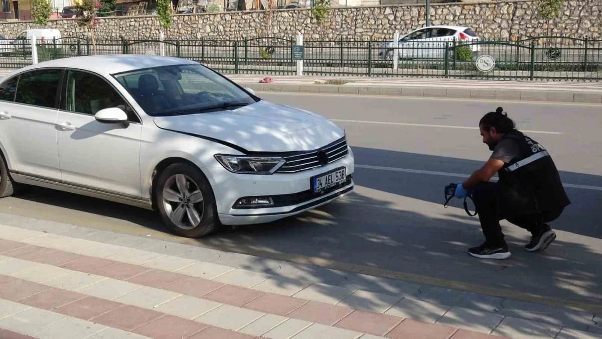 Malatya Yeşilyurt'ta otomobilin çarptığı yaşlı adamın olay yeri ve sağlık ekipleri müdahalesi