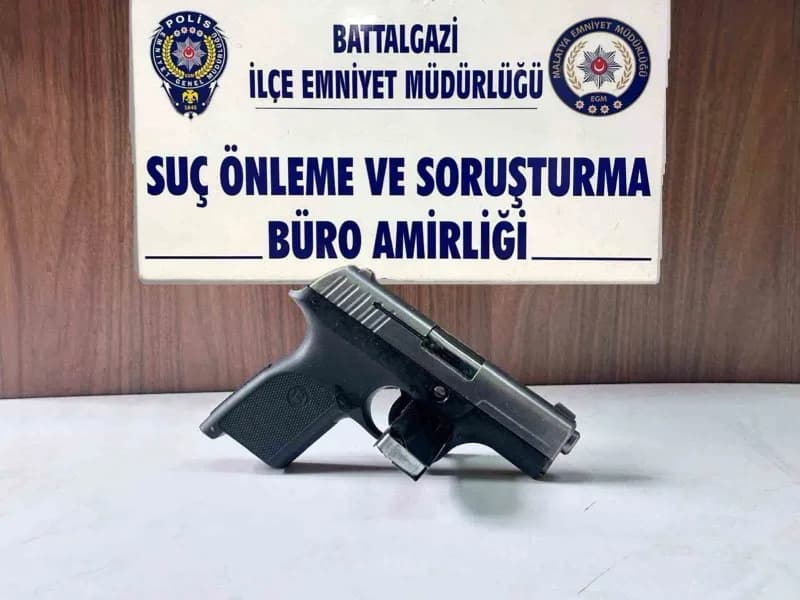 Malatya’da polis ekipleri huzur uygulaması sırasında ele geçirilen uyuşturucu ve silahlar