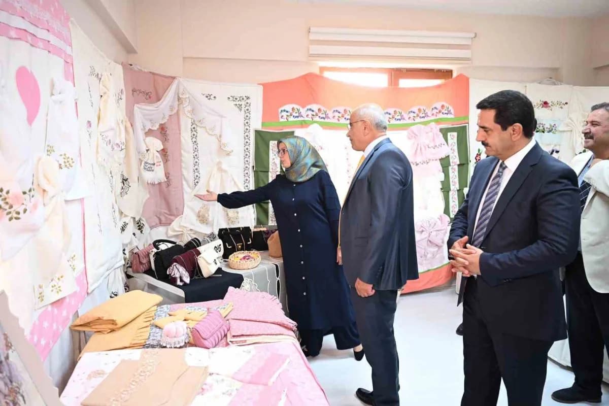Malatya'da kadınların el emeği ürünlerinin sergilendiği ve satışa sunulduğu sergi açılışından görüntü