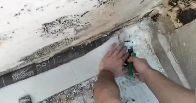 Manavgat'ta yağmur suyu giderine sıkışan yavru kediyi itfaiye ekipleri kurtarıyor