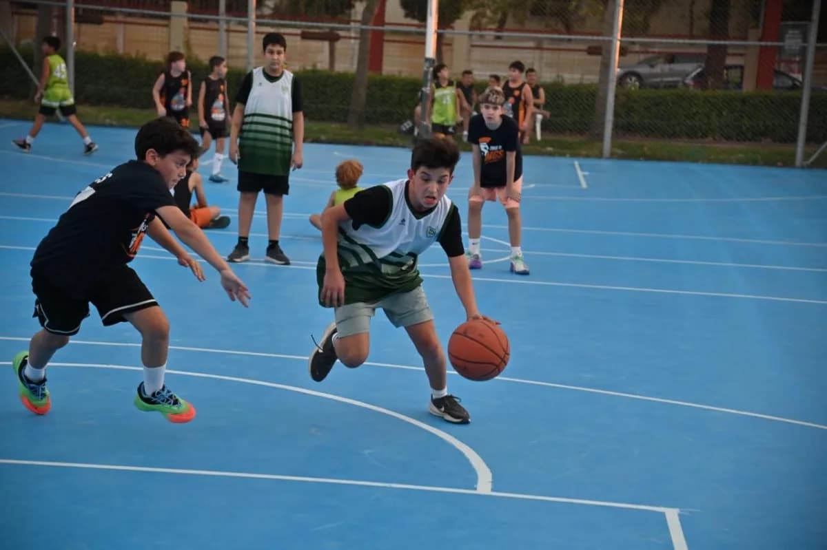 Manisa Atatürk Kent Parkı’nda düzenlenen 3x3 Sokak Basketbol Turnuvası sırasında sporcular maç yaparken
