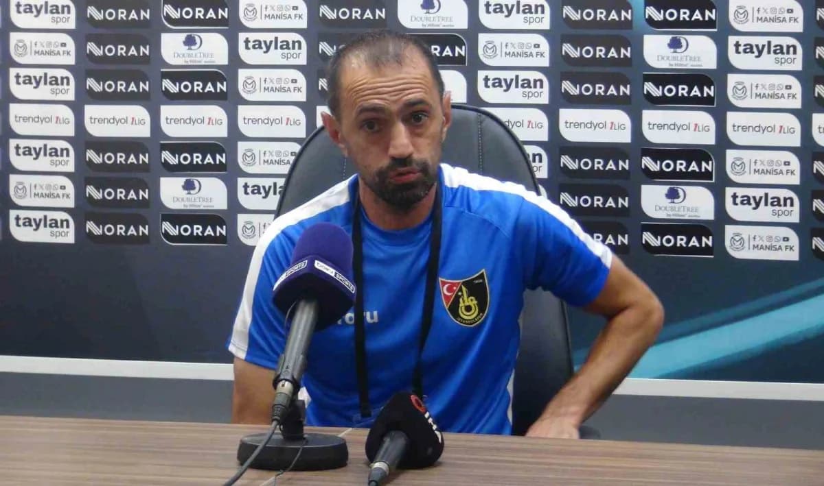 Manisa FK ve İstanbulspor futbolcuları maç sırasında mücadele ediyor