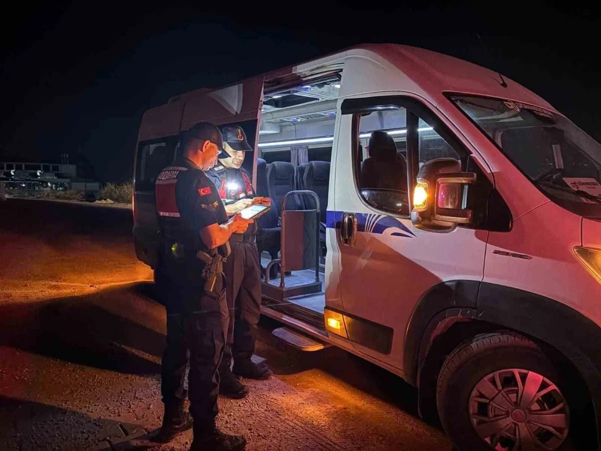 Manisa’da jandarma ekipleri gece Bölgesel Huzur ve Güven Uygulaması kapsamında araç ve şahıs denetimi yapıyor