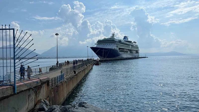 Marella Discovery kruvaziyer gemisi Alanya iskelesine demir atmış halde