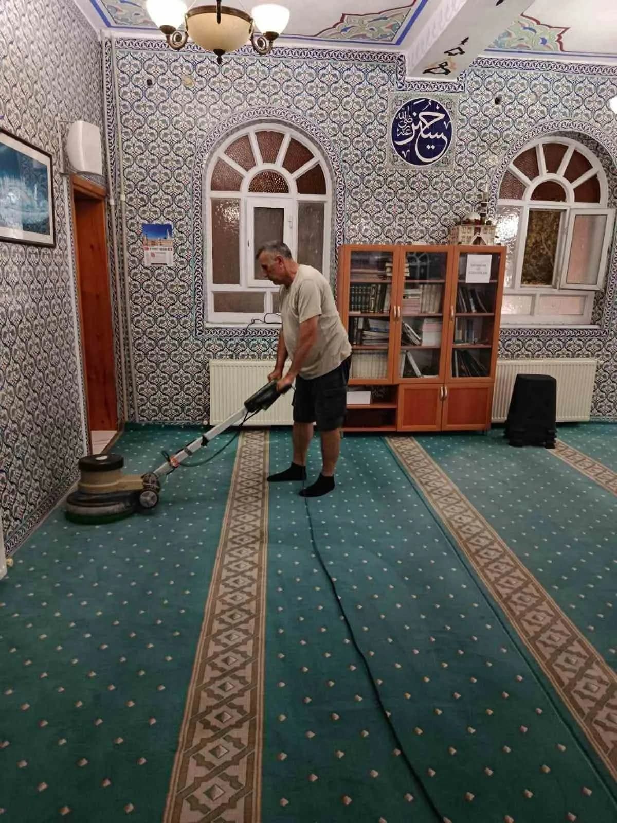 Marmara Adaları’nda belediye ekipleri cami halılarını yıkayarak temizliyor