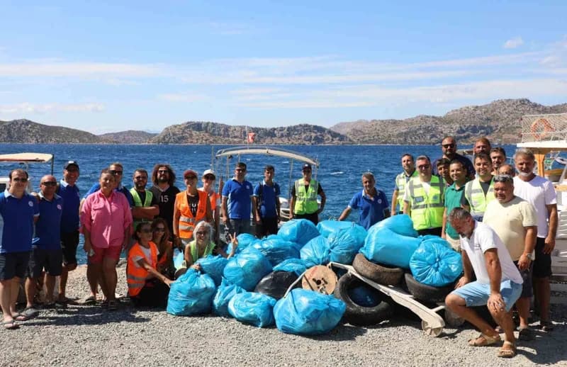 Marmaris Söğüt koylarında gönüllüler ve Muğla Büyükşehir Belediyesi ekipleri kıyı temizliği yaparken plastik atıklar top