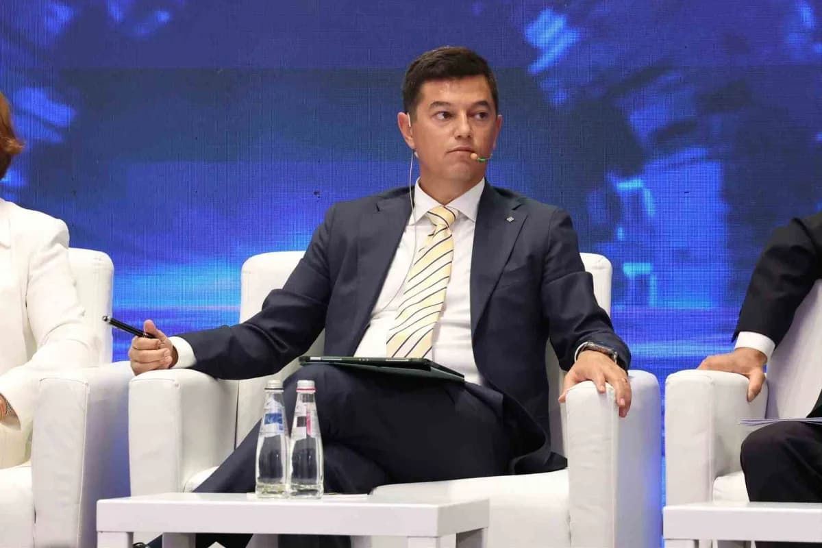Marmaris Belediye Başkanı Acar Ünlü, İstanbul’da Muğla Destinasyon Oturumu’nda konuşma yaparken